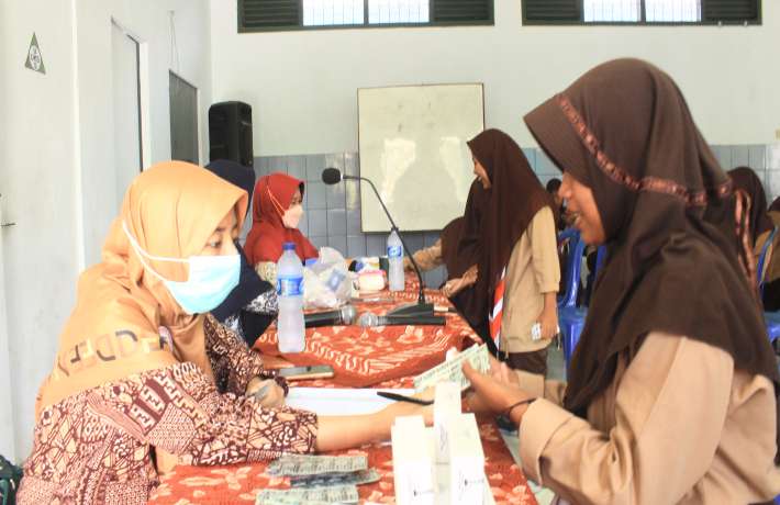 Cek HB Puskesmas - Pemeriksaan HB oleh tim Puskesmas Jatibarang di SMK Assalaam Jatibarang